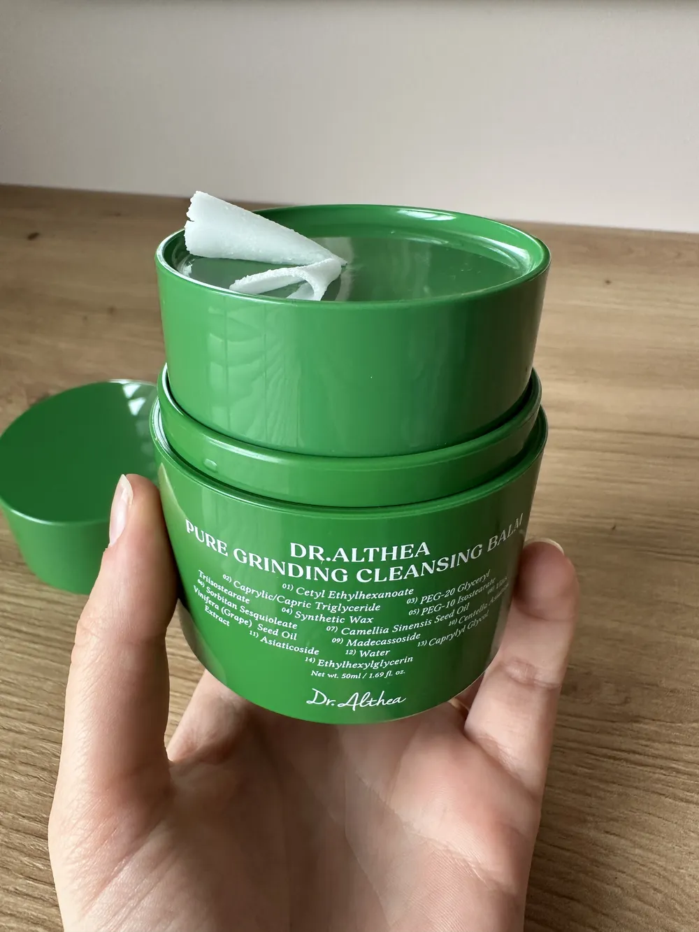 Zbliżenie na mechanizm dozujący Dr. Althea Pure Grinding Cleansing Balm, pokazujący sposób wysuwania produktu w cienkich warstwach.